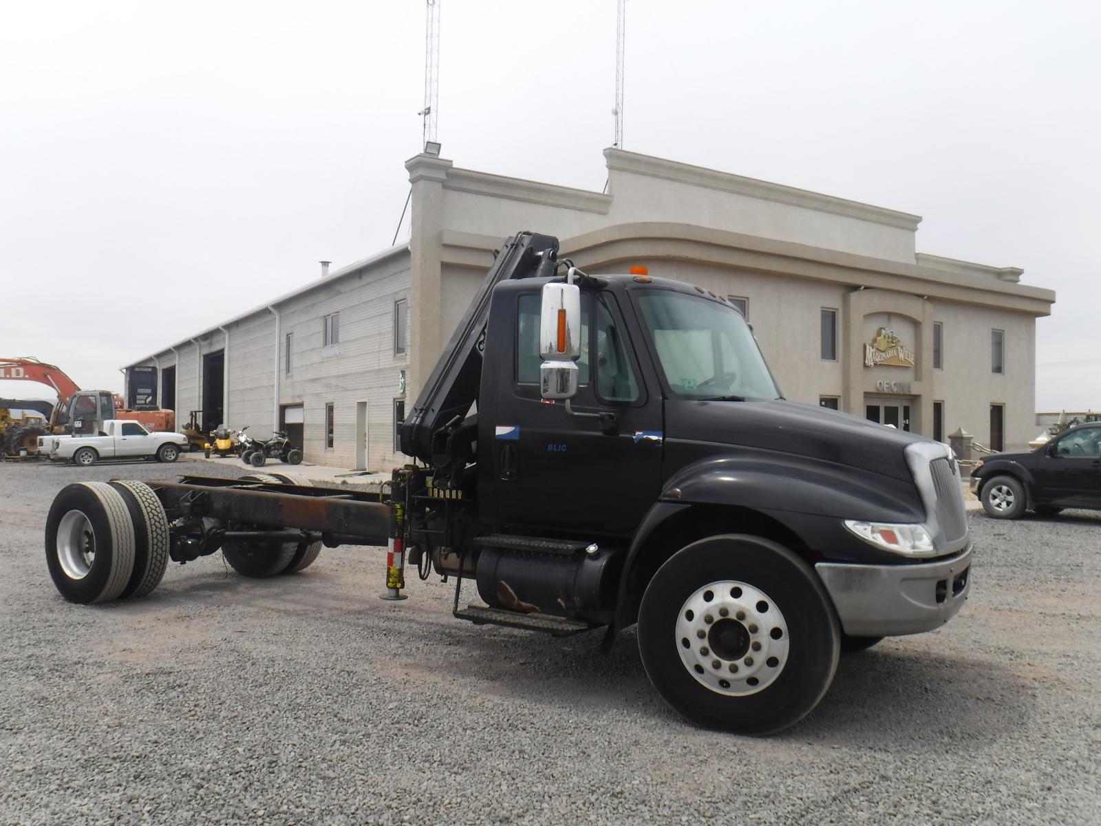 CAMION CON GRUA