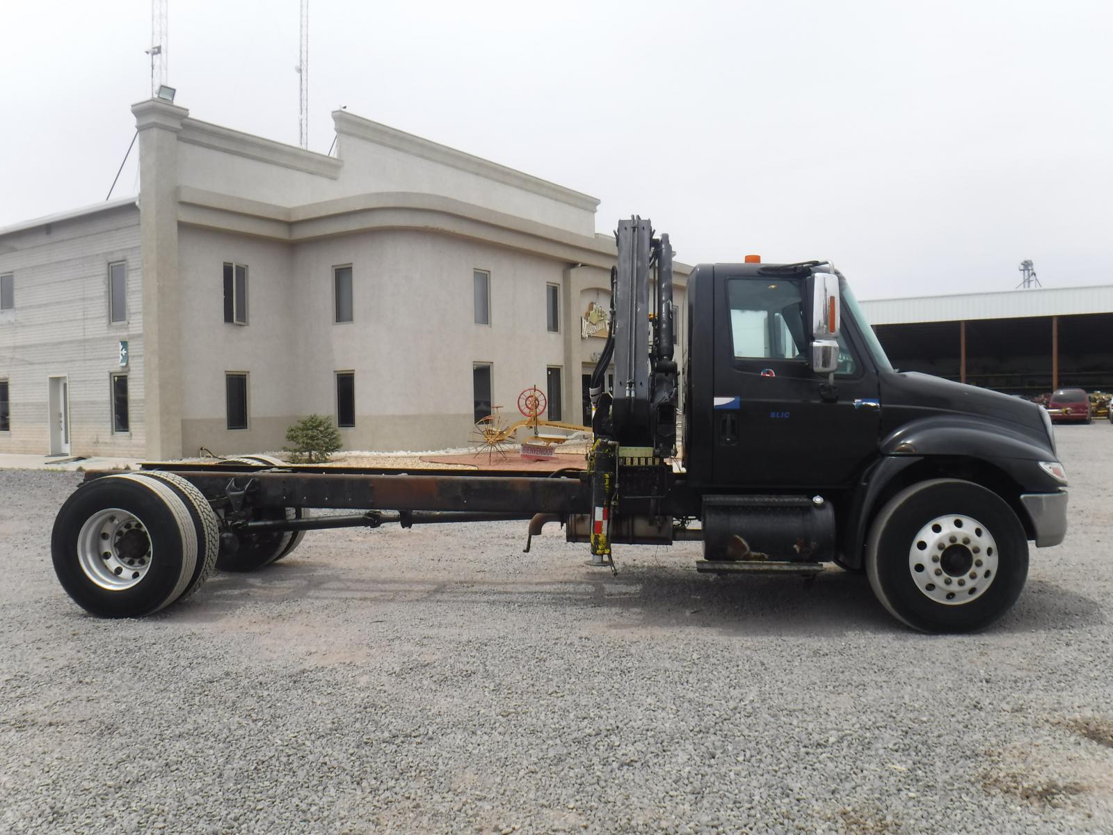 CAMION CON GRUA