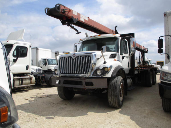 CAMION CON BANDA TRANSPORTADORA