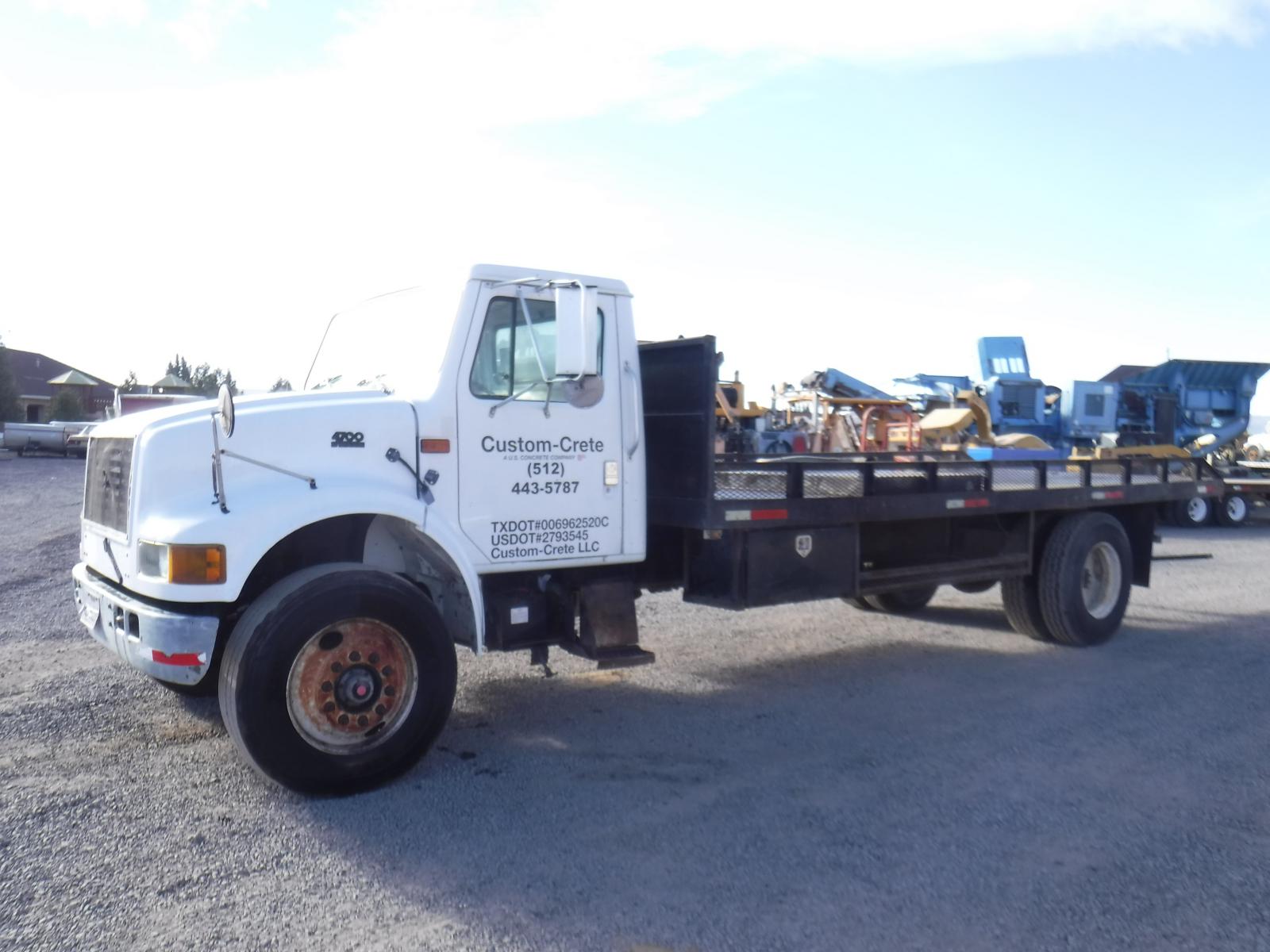 CAMION CON PLATAFORMA