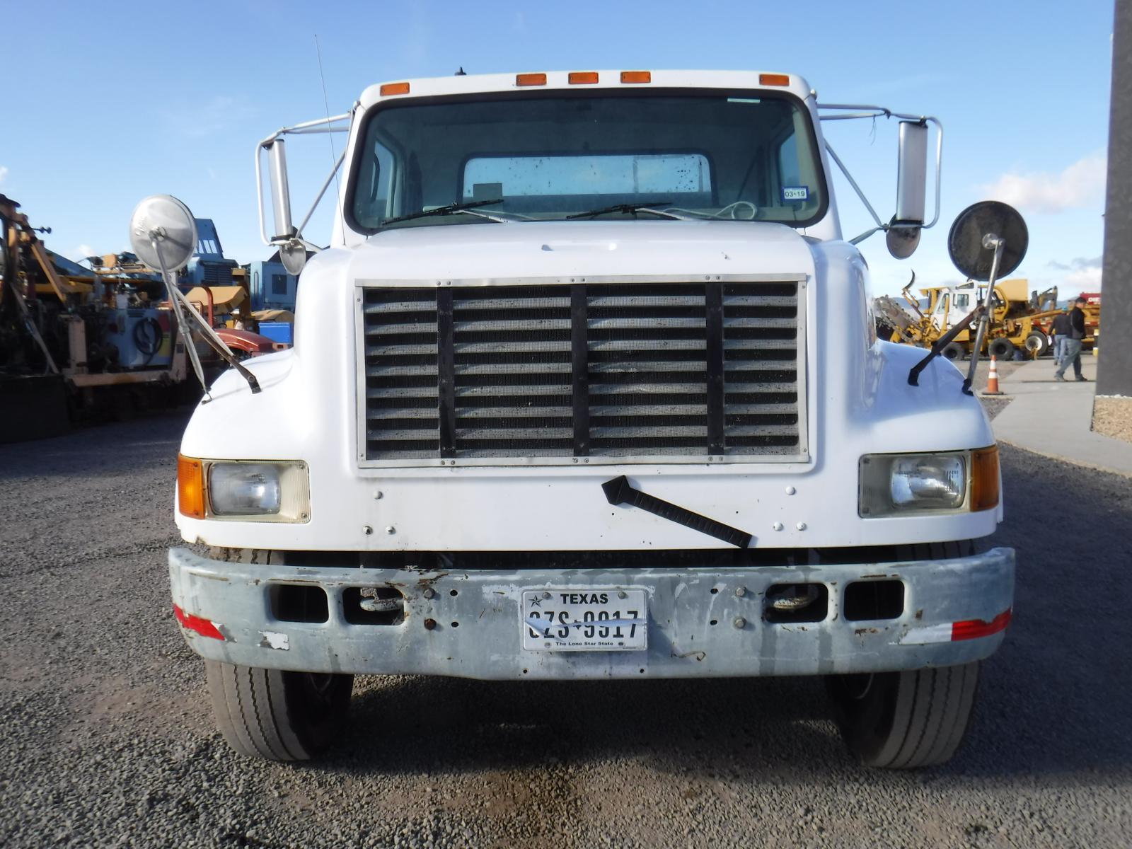 CAMION CON PLATAFORMA