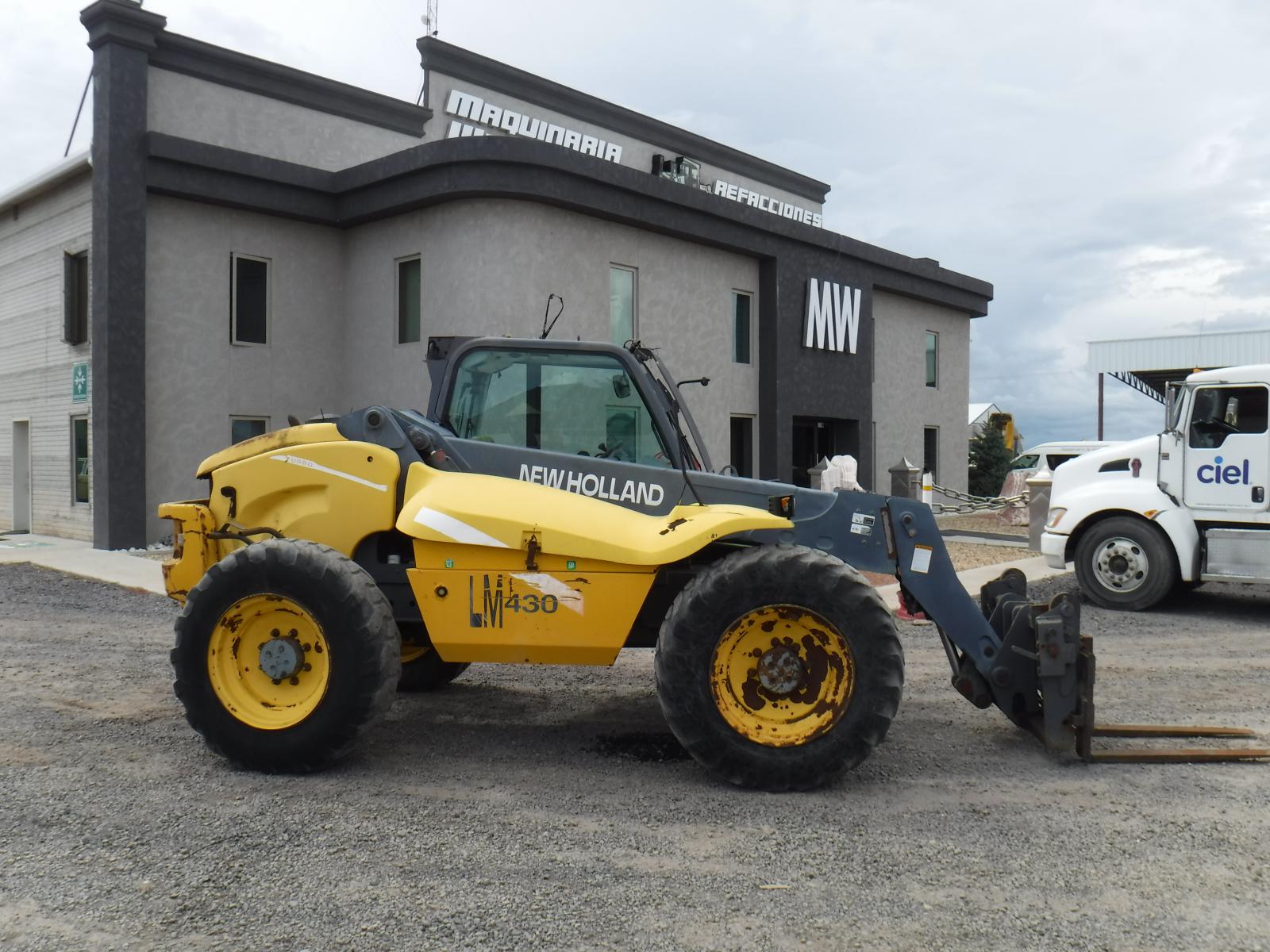 MONTACARGAS TELESCOPICO NEW HOLLAND LM430