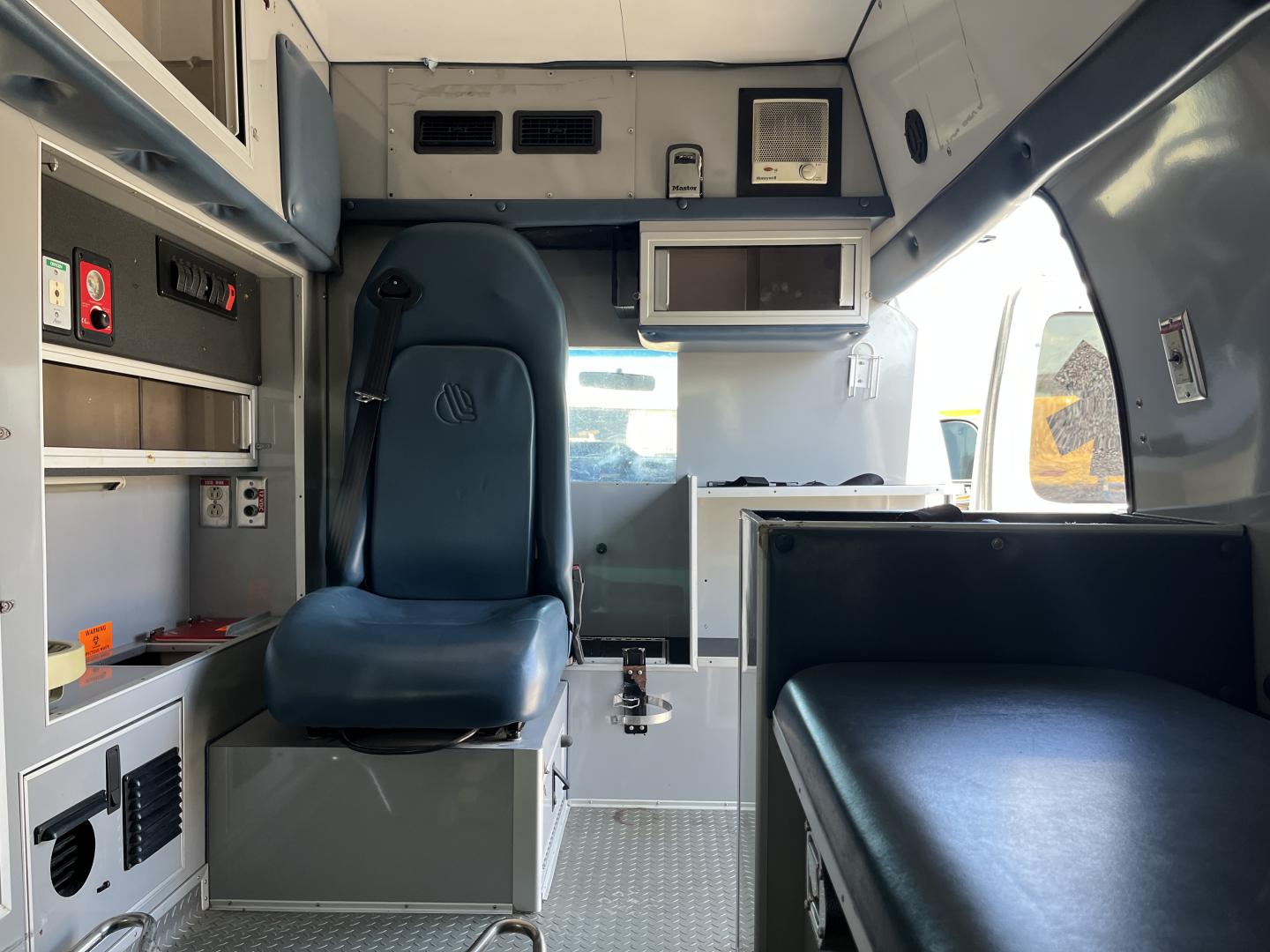 imagenes/INVOICE/2019/16366/Ambulancia_Ford_E-350__11.JPG