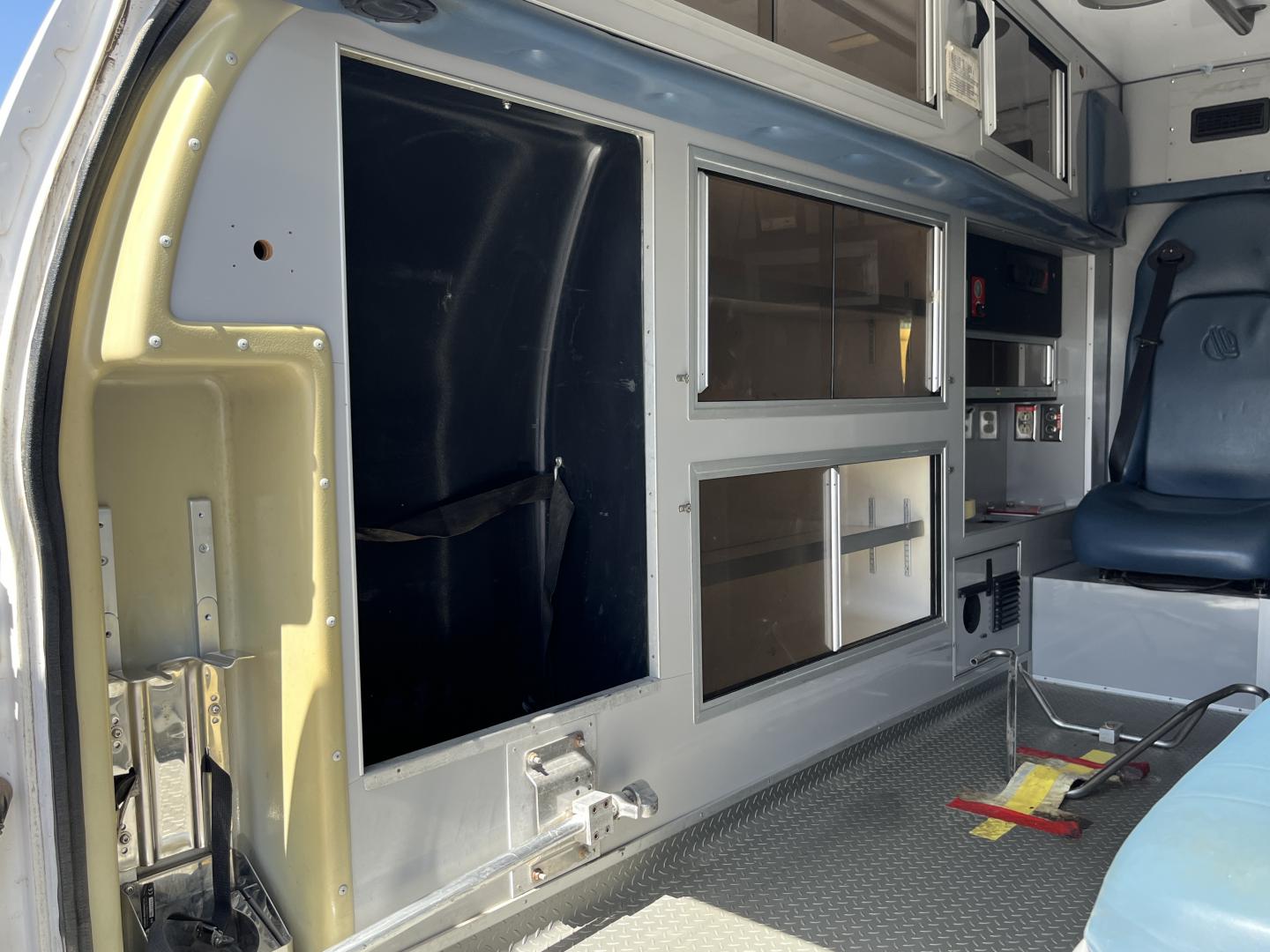 imagenes/INVOICE/2019/16366/Ambulancia_Ford_E-350__46.JPG