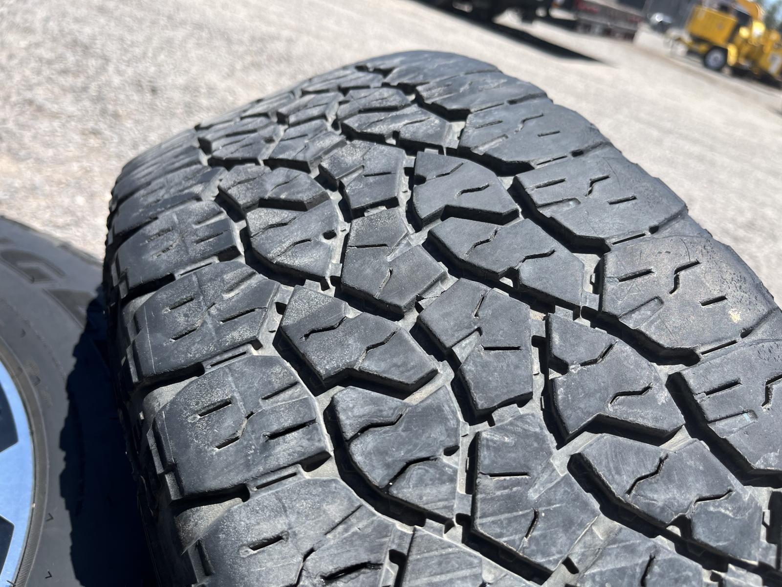 LOTE DE 3 LLANTAS GOODYEAR WRANGLER LT275/65R20 CON SU RIN