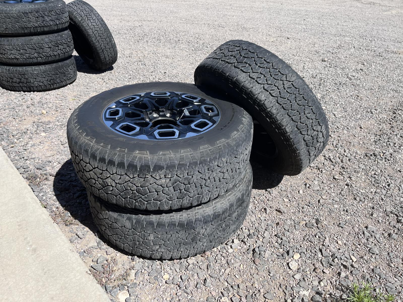 LOTE DE 3 LLANTAS GOODYEAR WRANGLER LT275/65R20 CON SU RIN