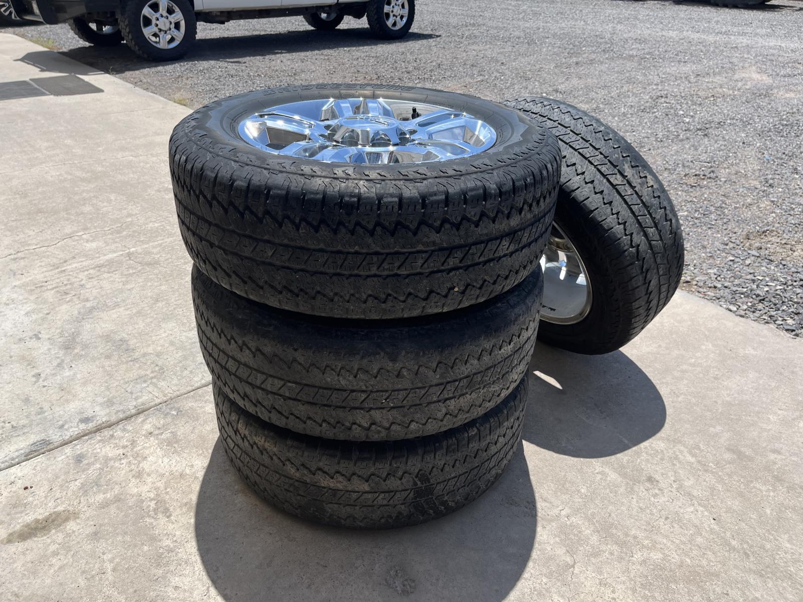 LOTE DE LLANTAS BRIDGESTONE 275/60R20 CON SU RIN