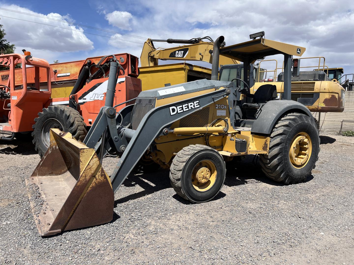 imagenes/INVOICE/2019/18267/CARGADOR_CON_ESCREPA_JOHN_DEERE_210K_1.JPG