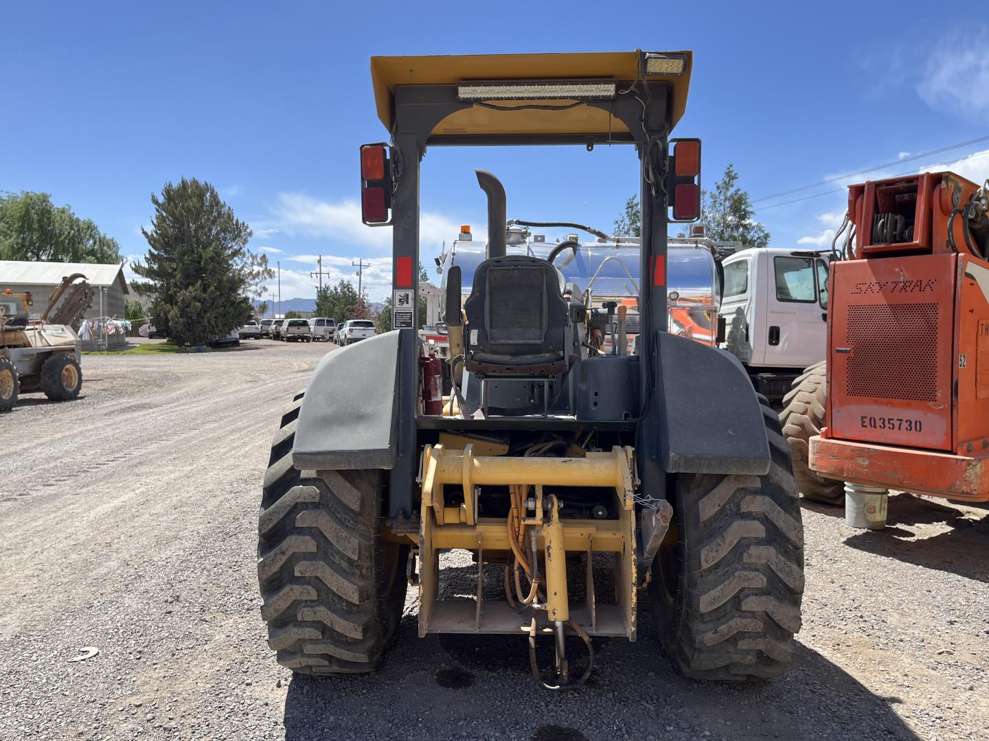 imagenes/INVOICE/2019/18267/CARGADOR_CON_ESCREPA_JOHN_DEERE_210K_10.JPG