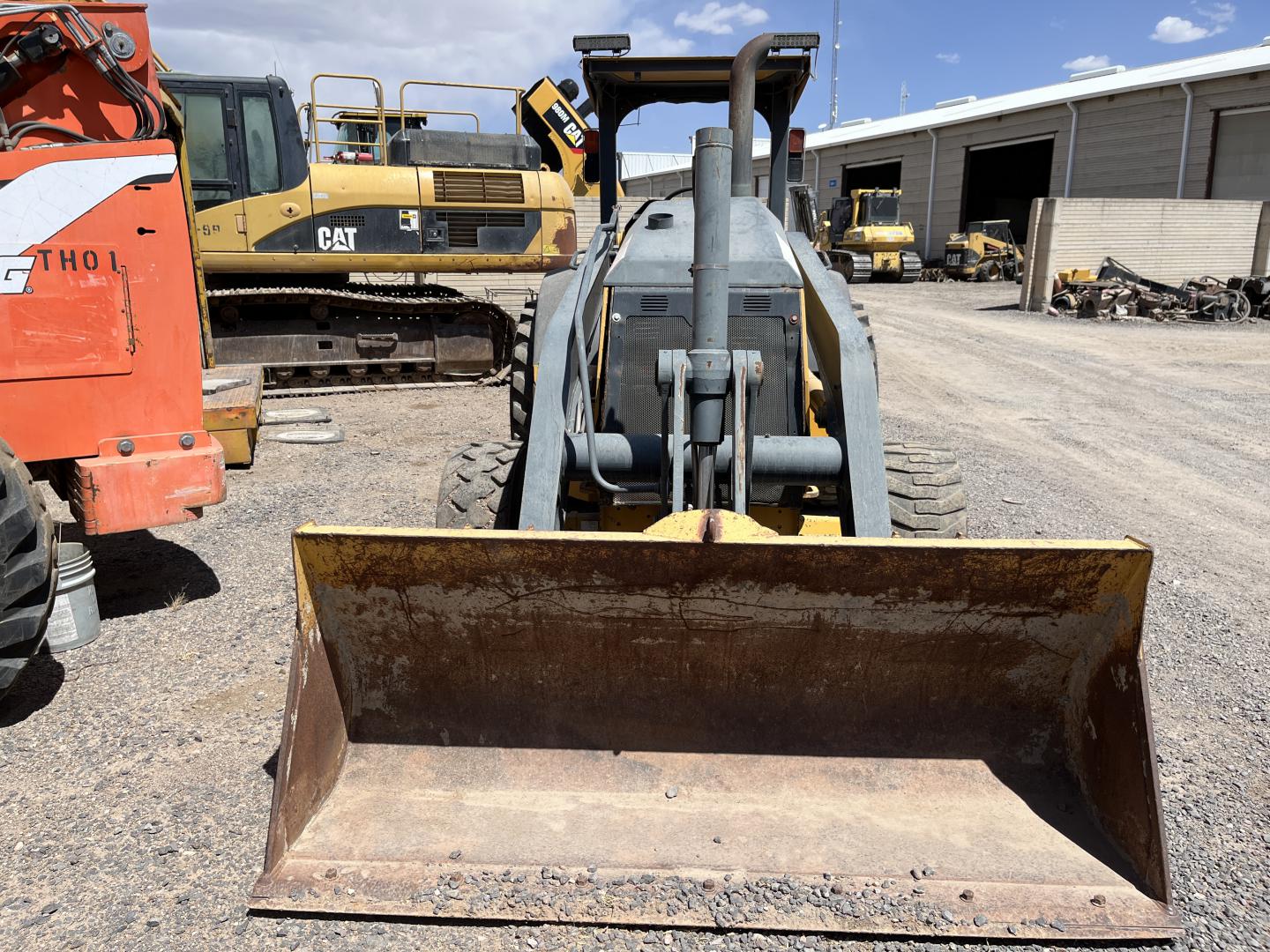 imagenes/INVOICE/2019/18267/CARGADOR_CON_ESCREPA_JOHN_DEERE_210K_2.JPG