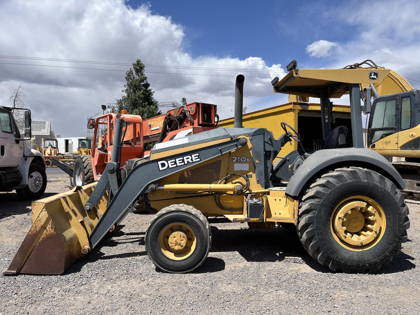 imagenes/INVOICE/2019/18267/CARGADOR_CON_ESCREPA_JOHN_DEERE_210K_4.JPG