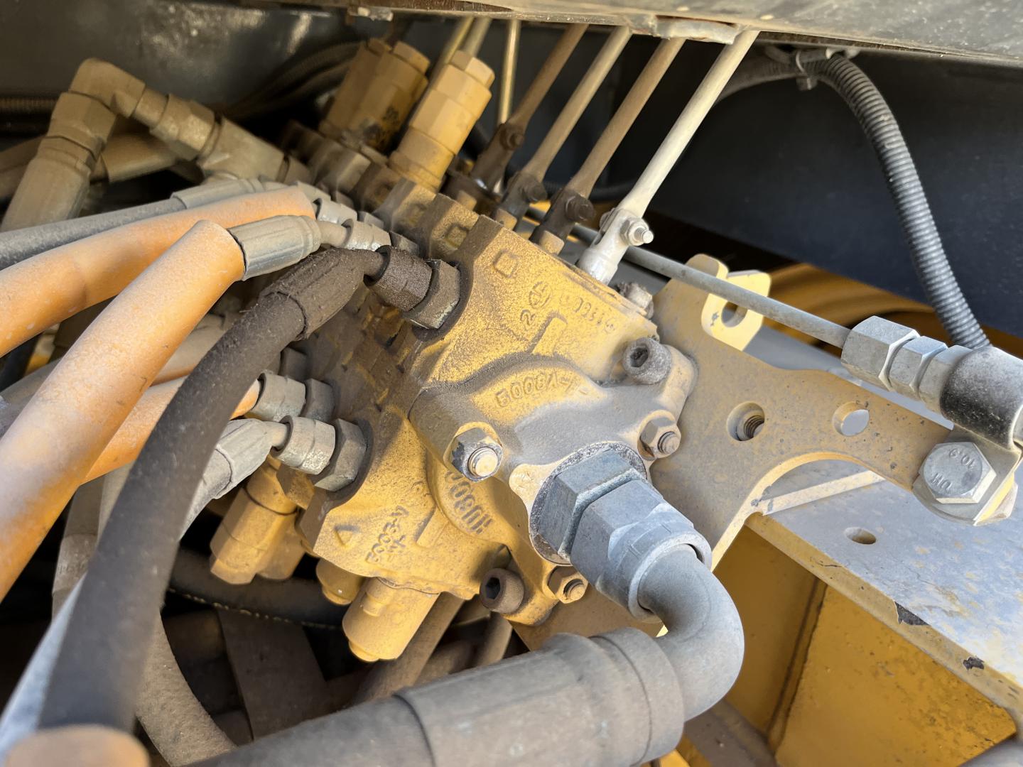 imagenes/INVOICE/2019/18267/CARGADOR_CON_ESCREPA_JOHN_DEERE_210K_8.JPG