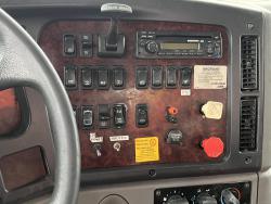 CAMION FREIGHTLINER 114SD CON GRUA PALFINGER PK 33002-EH