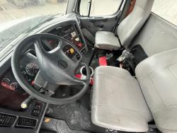 CAMION FREIGHTLINER 114SD CON GRUA PALFINGER PK 33002-EH