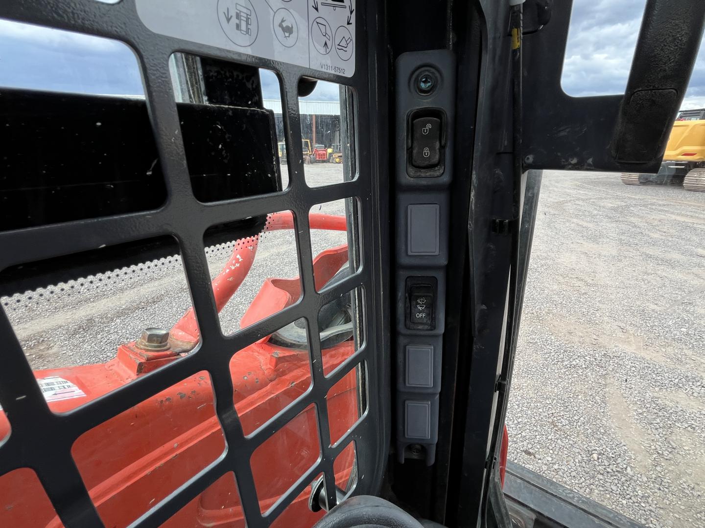 imagenes/INVOICE/2026/18704/MINICARGADOR_KUBOTA_SSV65_22.JPG