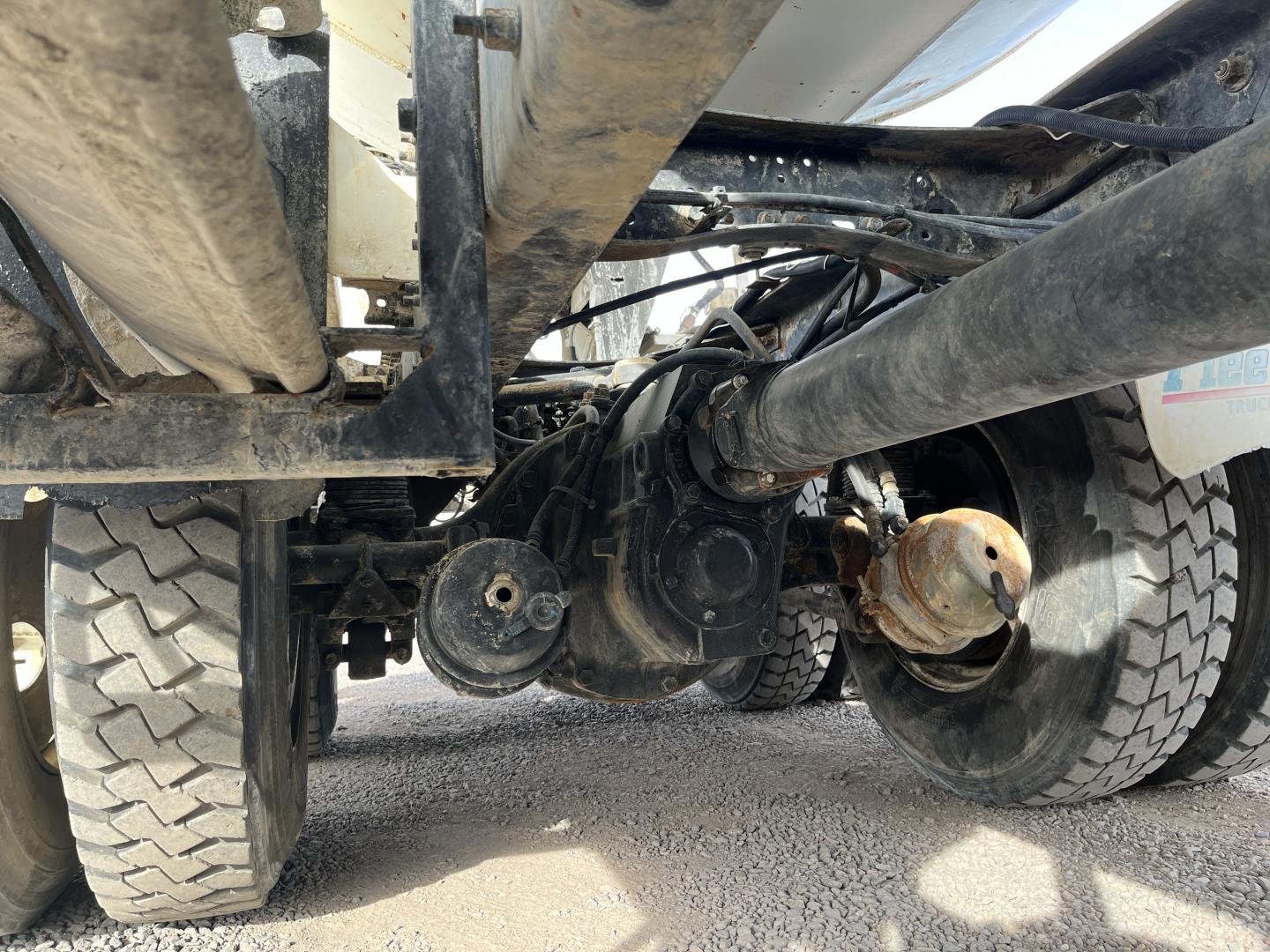 imagenes/INVOICE/2026/18707/CAMION_REVOLVEDOR_DE_CEMENTO_VOLVO_VHD_6X4_11.JPG
