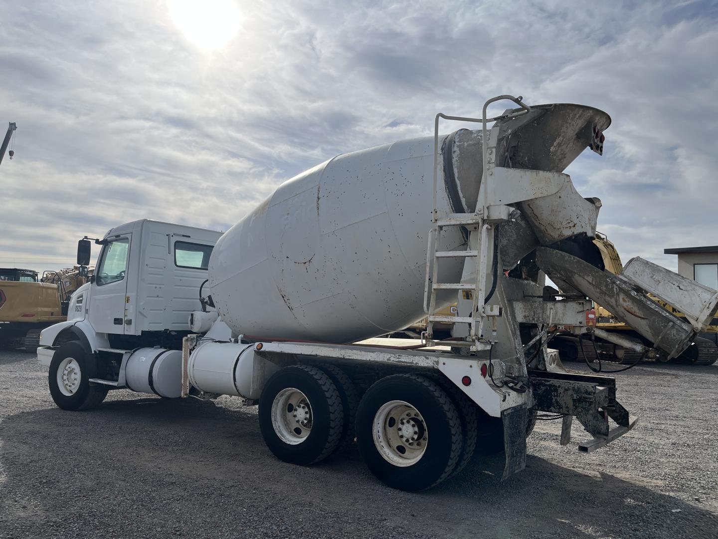 imagenes/INVOICE/2026/18707/CAMION_REVOLVEDOR_DE_CEMENTO_VOLVO_VHD_6X4_24.JPG