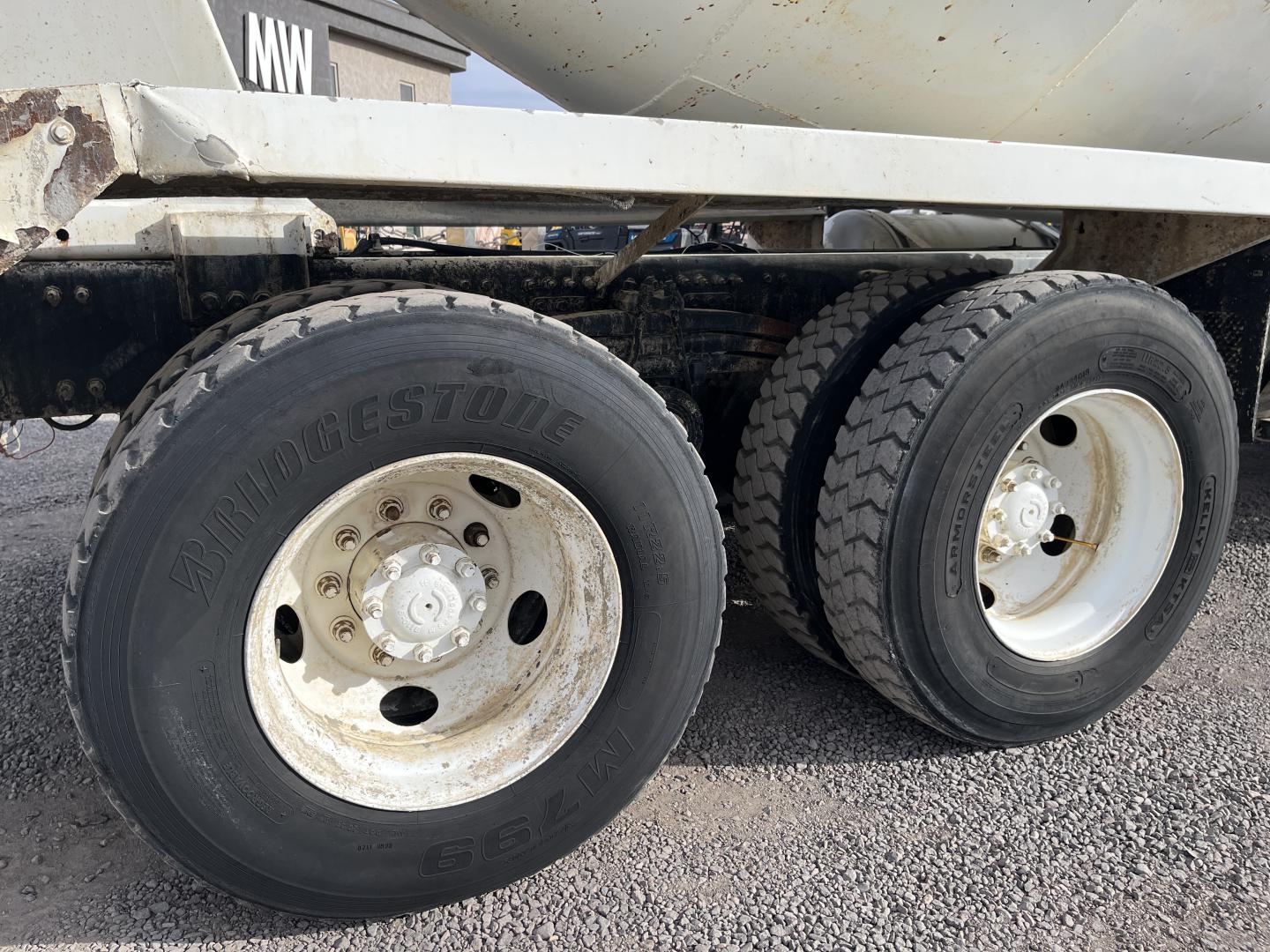 imagenes/INVOICE/2026/18707/CAMION_REVOLVEDOR_DE_CEMENTO_VOLVO_VHD_6X4_5.JPG