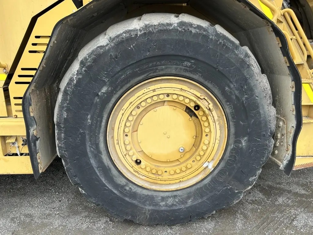 DOMPE ARTICULADO DE BAJO PERFIL CATERPILLAR AD55B - Venta de Maquinaria ...