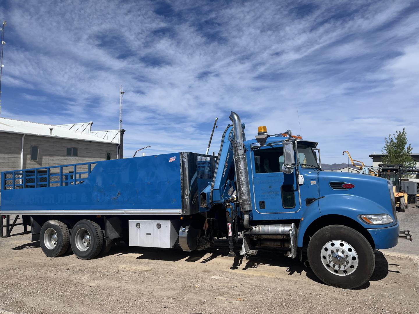 imagenes/INVOICE/2026/18772/CAMION_PETERBILT_348_CON_GRUA_ARTICULADA_1.JPG