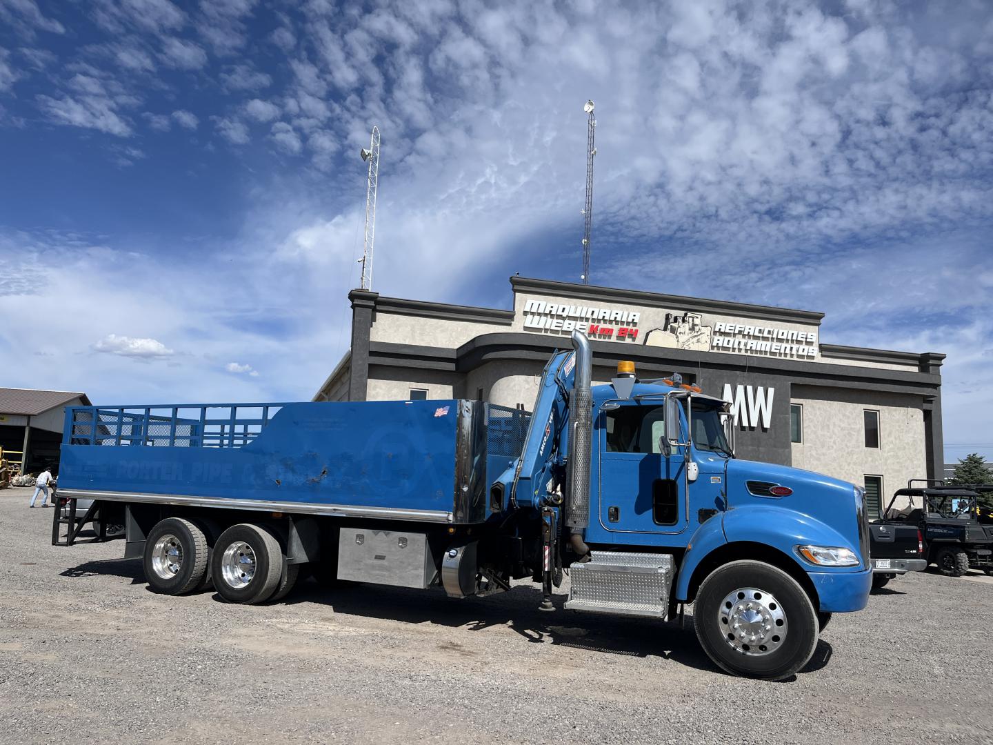 imagenes/INVOICE/2026/18772/PETERBILT_348_CON_GRUA_AMCO_VEBA_V815_1.JPG