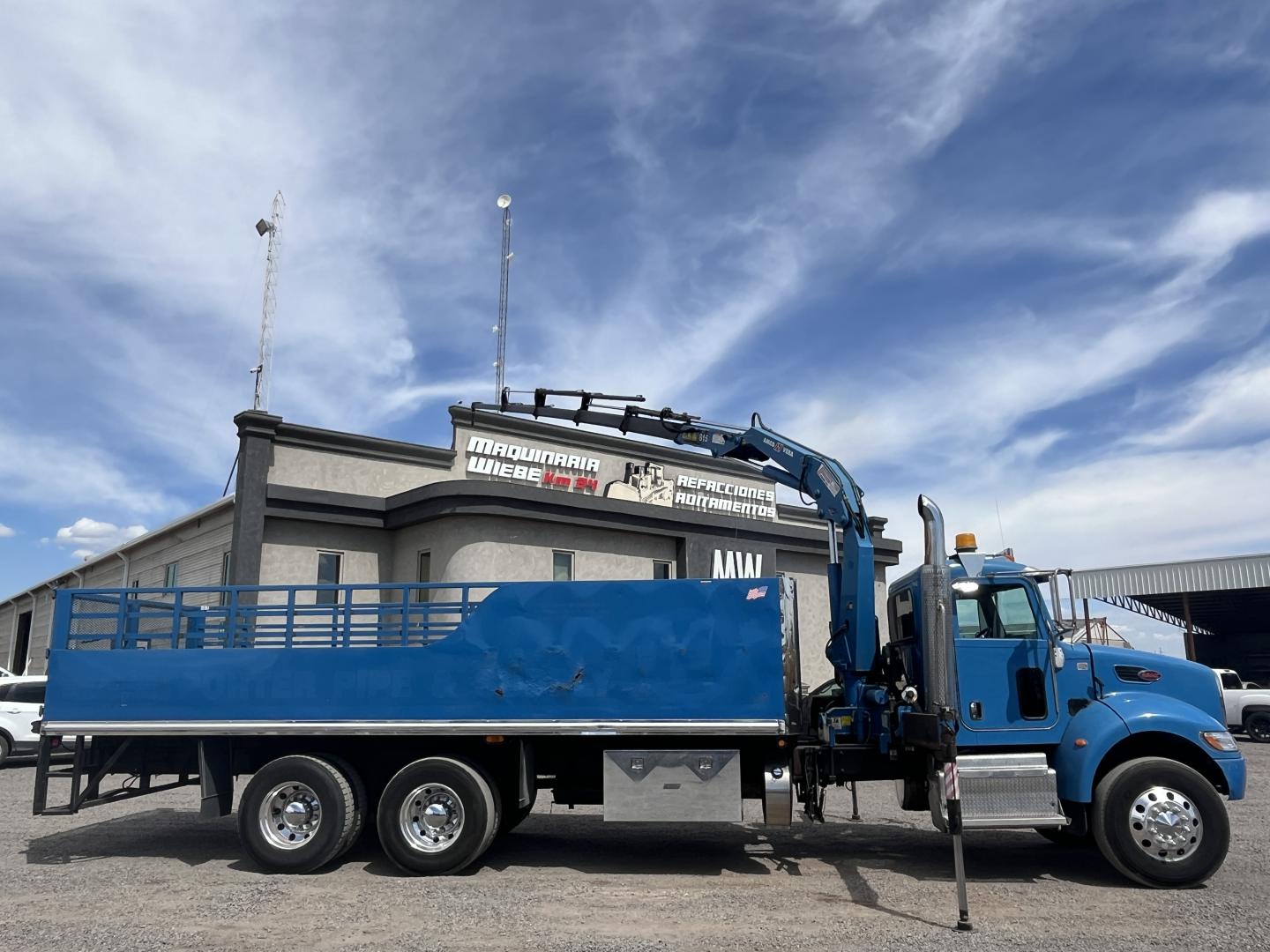 imagenes/INVOICE/2026/18772/PETERBILT_348_CON_GRUA_AMCO_VEBA_V815_104.JPG