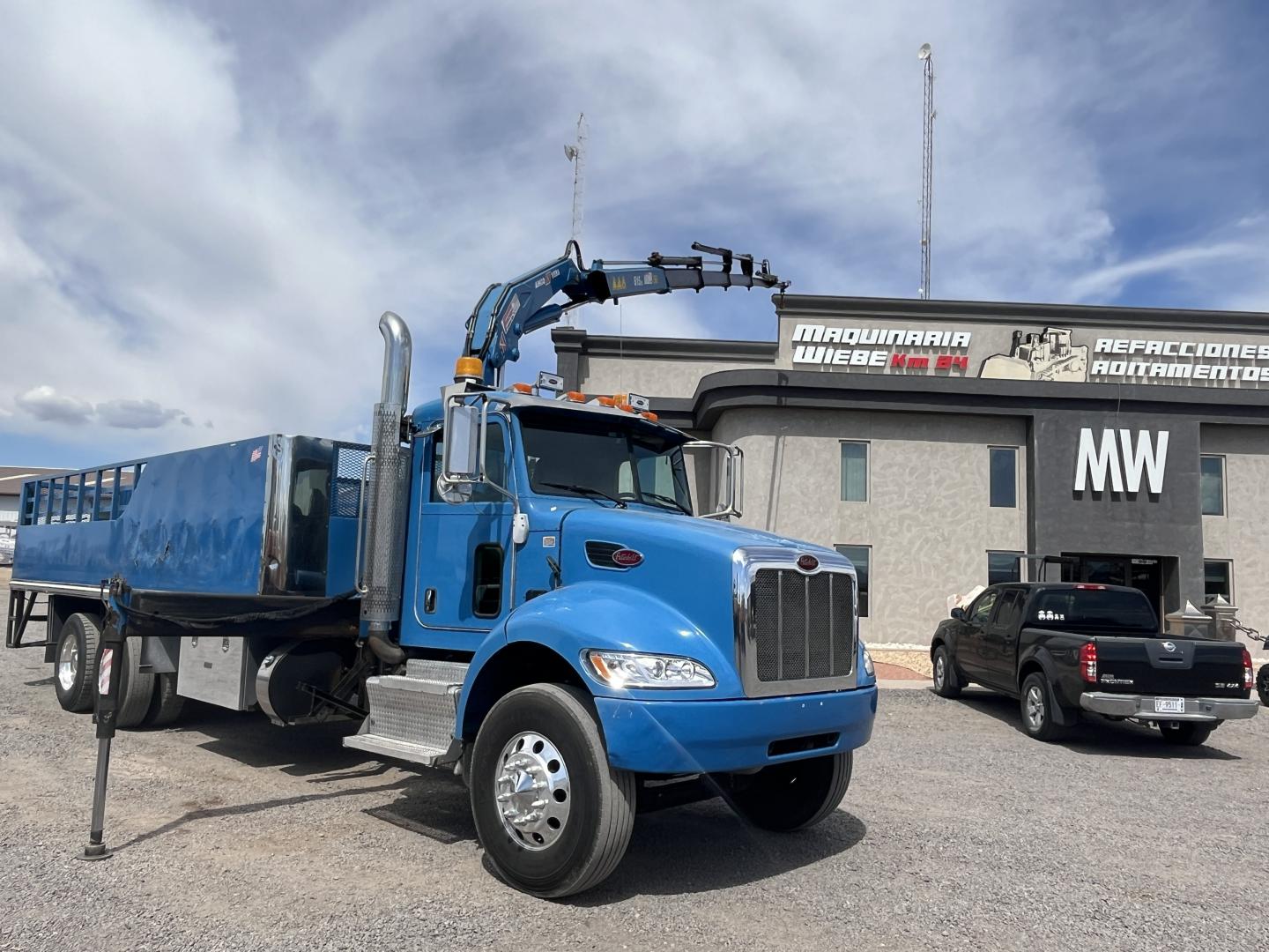 imagenes/INVOICE/2026/18772/PETERBILT_348_CON_GRUA_AMCO_VEBA_V815_106.JPG