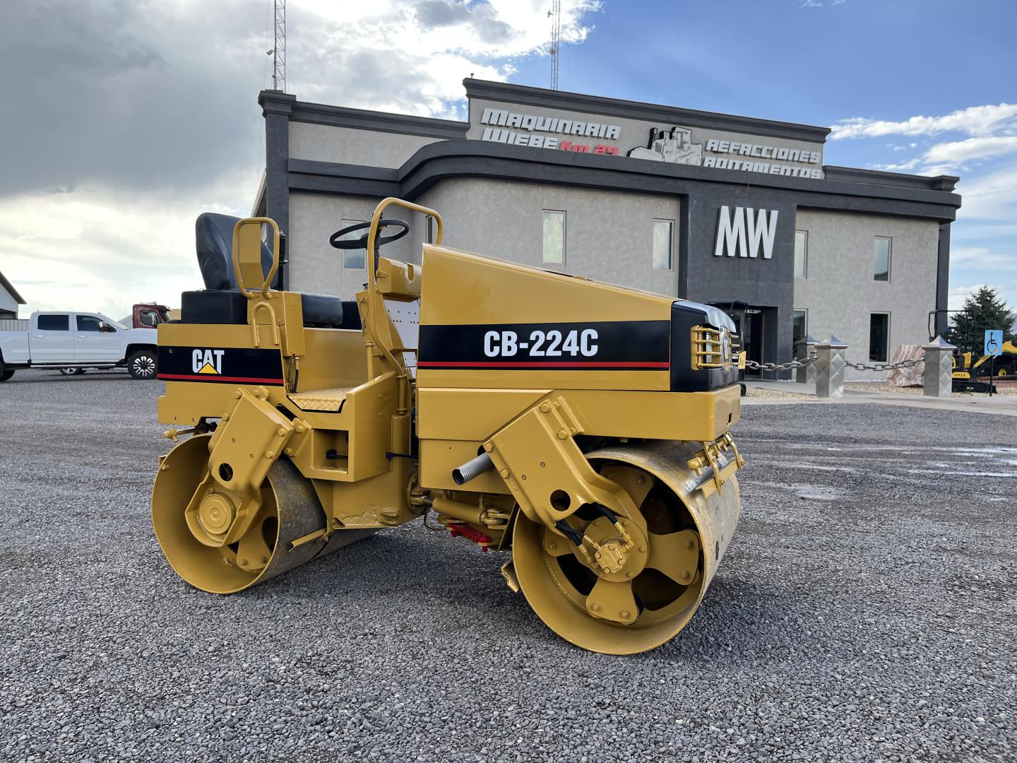 imagenes/INVOICE/2026/18992/Compactador_Caterpillar_CB-224C_1.JPG