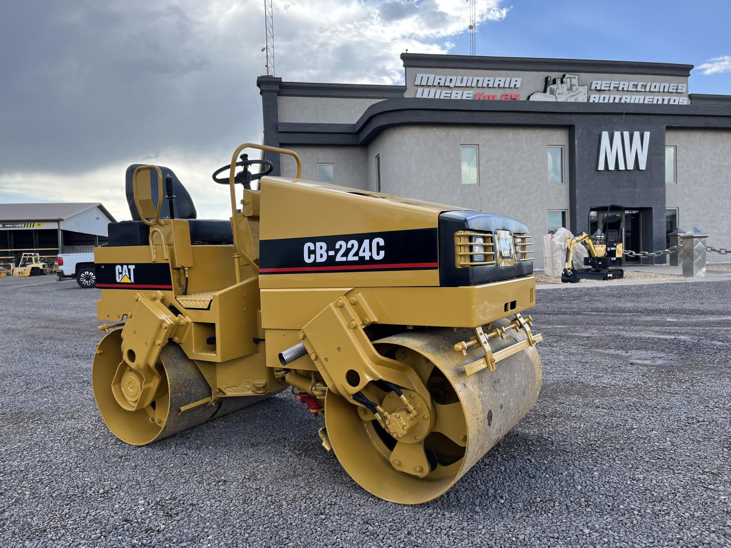imagenes/INVOICE/2026/18992/Compactador_Caterpillar_CB-224C_2.JPG