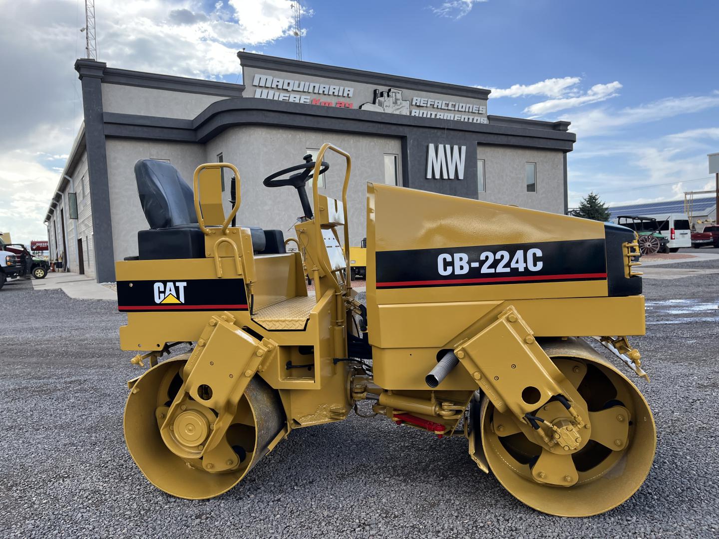 imagenes/INVOICE/2026/18992/Compactador_Caterpillar_CB-224C_4.JPG