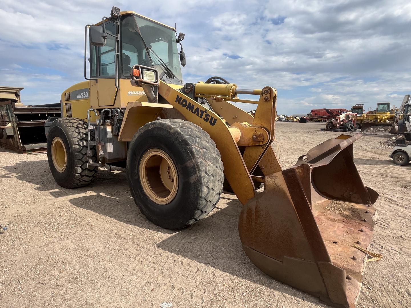 imagenes/INVOICE/2026/19121/Cargador_frontal_Komatsu_WA250_15.JPG