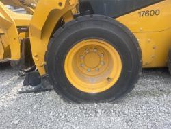 Minicargador Caterpillar 242D3