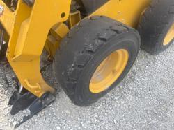 Minicargador Caterpillar 242D3