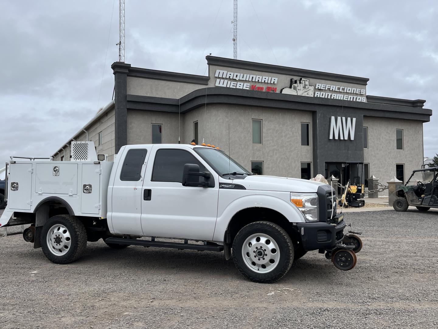 imagenes/INVOICE/2026/19194/Pick_up_high_rail_Ford_F250__1.JPG